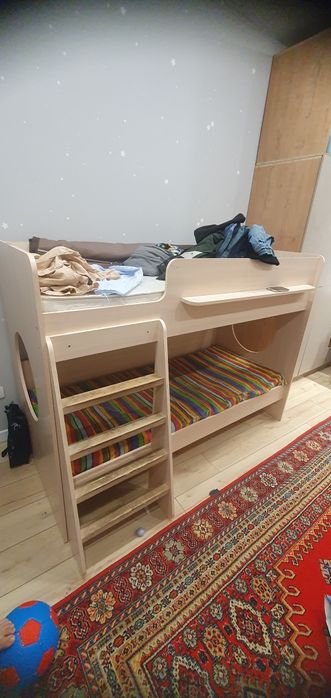Продам двухярусную кровать.