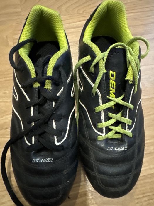 Продам детскую футбольную обувь