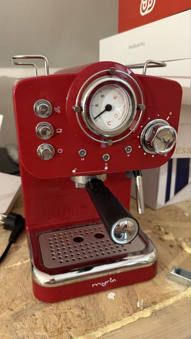 Vand cafetieră cu preparator de spumă