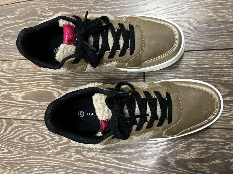 Обувки в многоцветен дизайн, идеални за ежедневно носене.