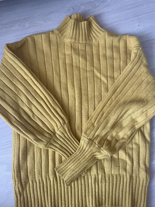 Желтый свитер