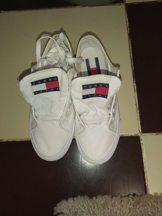 Teniși în stare foarte bună