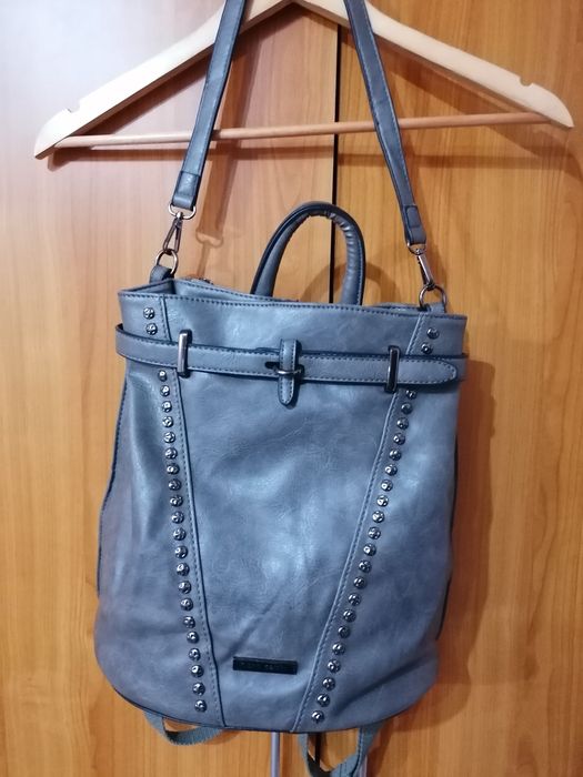 Vând genți de umăr plus rucsacuri. Preț 50-100 RON.