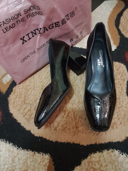 Oyoq kiyimlar sotiladi