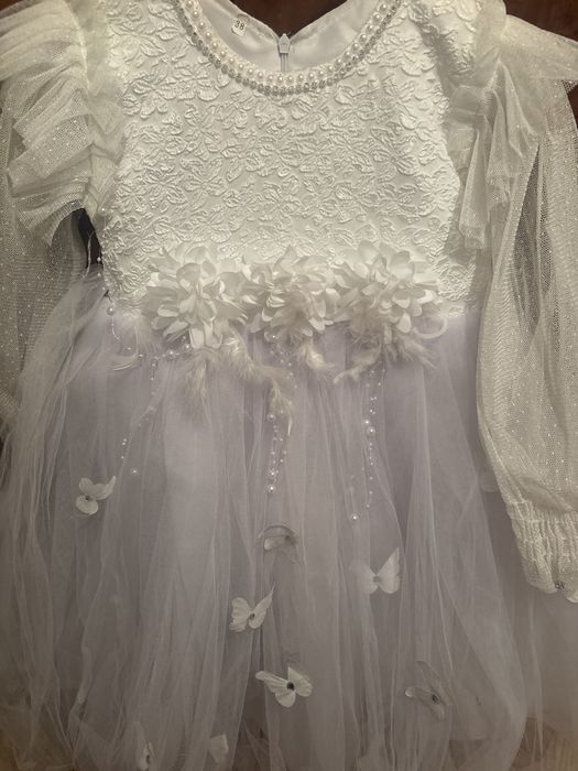 Белое платье в отличном состоянии. Для девочек 5-7лет