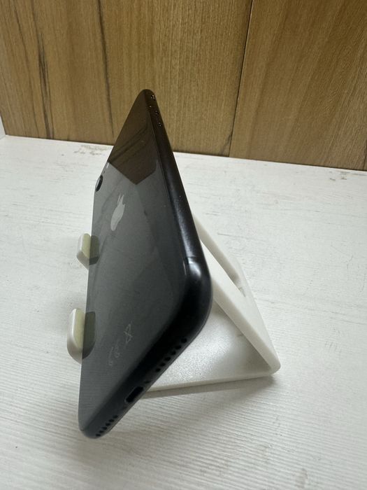 iPhone SE 64 GB Като Нов само за 125 евро