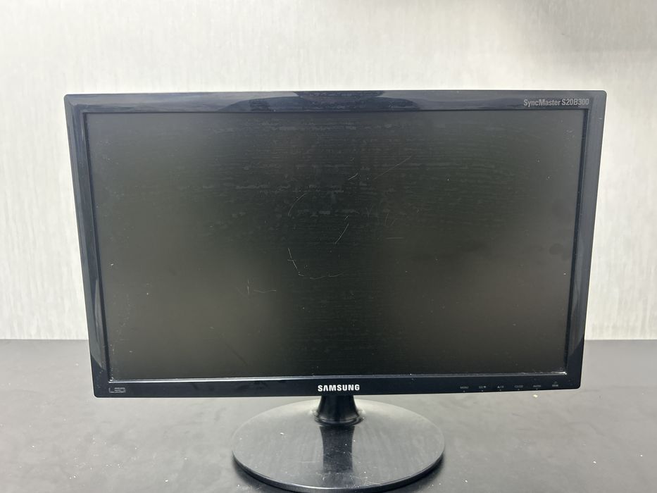 Монитор с процессом и клавиатурой