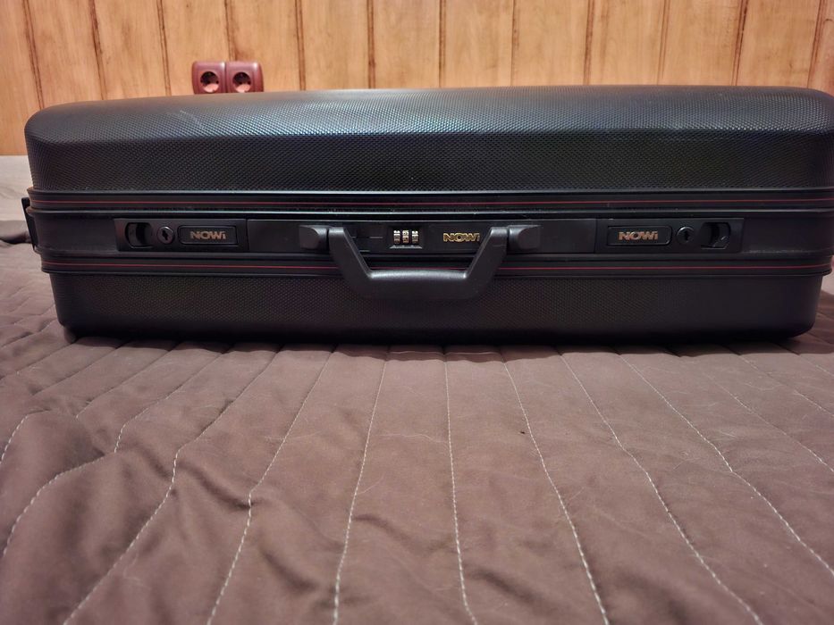 Голям пластмасов пътнически куфар