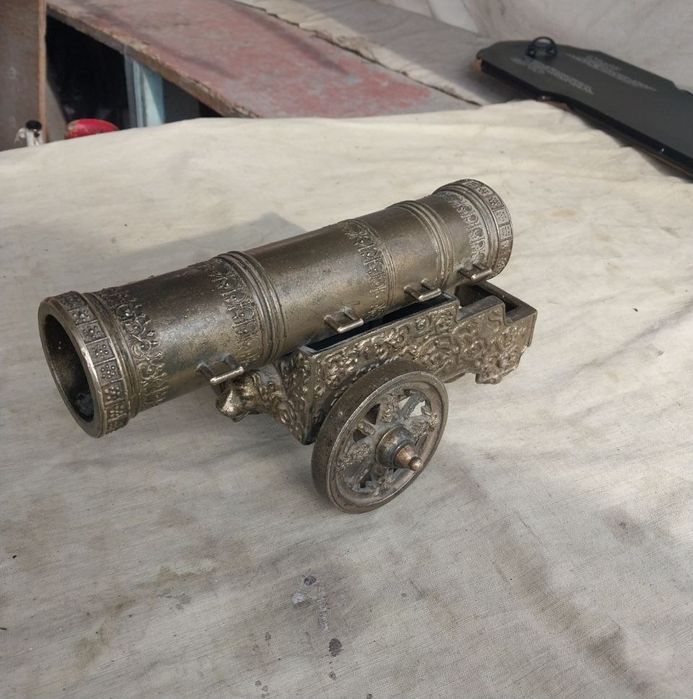 старинный пушка.