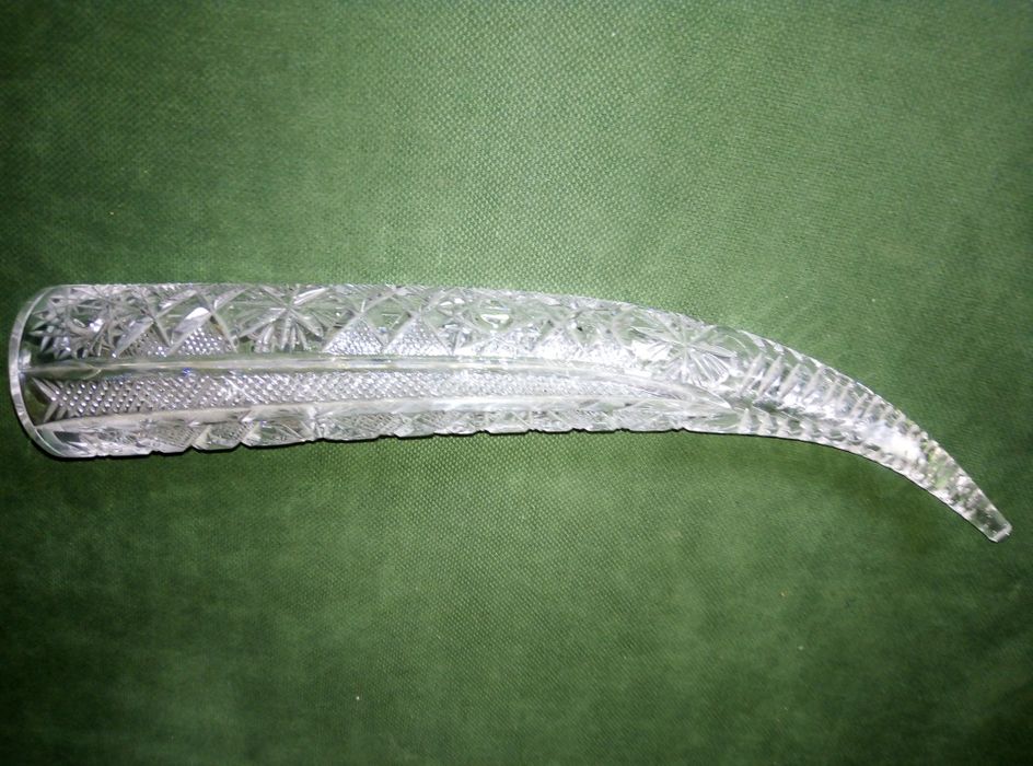 Хрустальный бокал в форме рога.