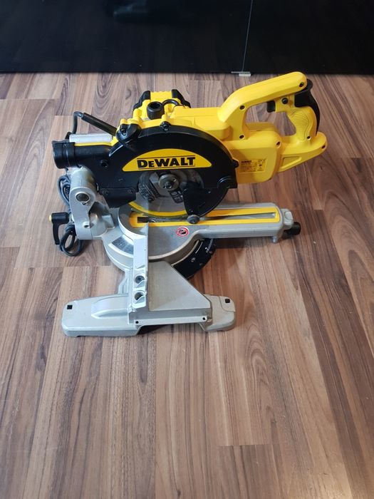 Circular pentru taieri înclinate Dewalt  DWE 774