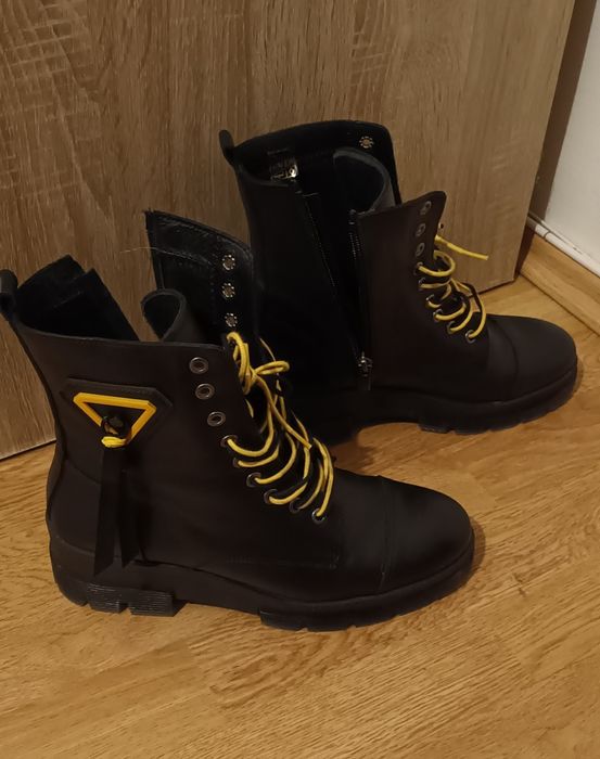 Ghete dama marimea 39
Ghete negre din piele naturala cu detaliu galbe