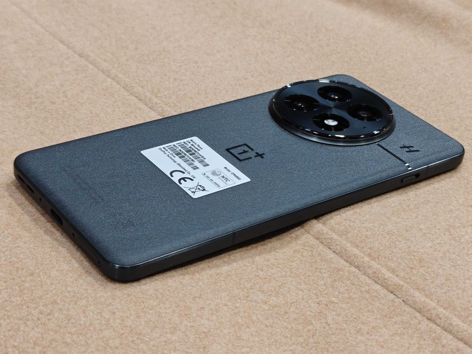 Нов Глобален OnePlus 13 12/256 черен; SD8 Elite; Hasselblad 3x50mpx