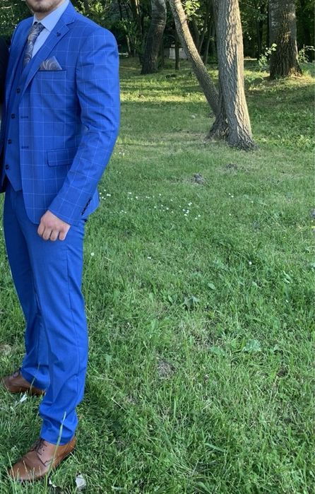 Втален мъжки костюм цвят син.