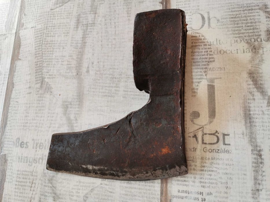 Стара брадва и топор