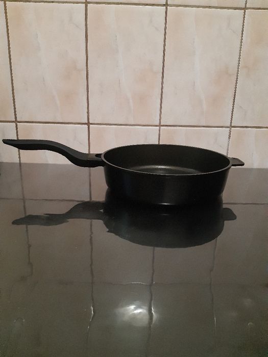 Tigaie inalta 28 cm .