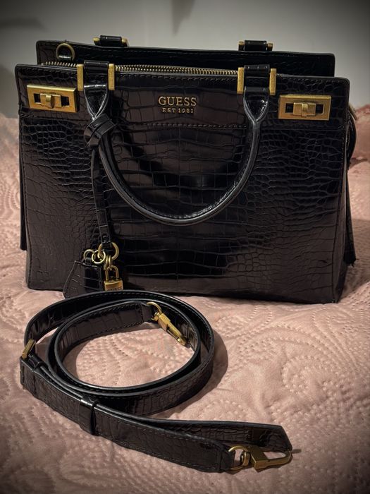 Елегантна чанта на марката Guess