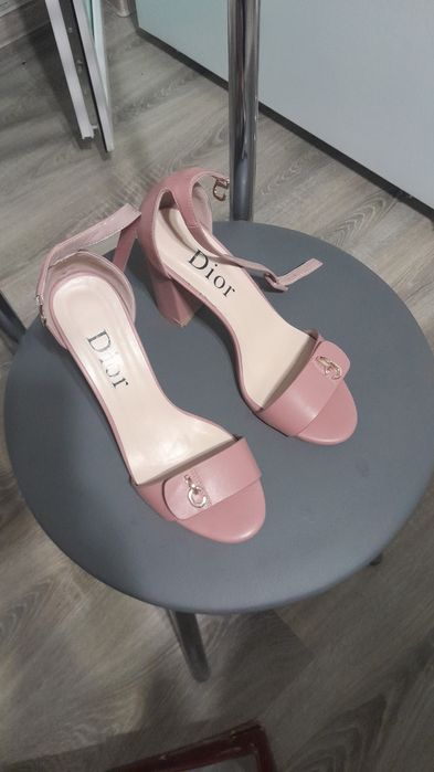 Продам туфли  размеры 37