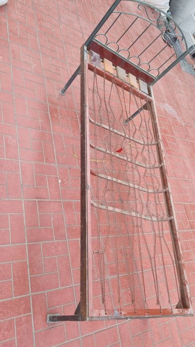 Krovat +matrasi bilan