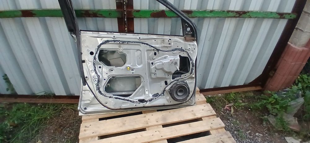 Дверь на авенсис toyota avensis