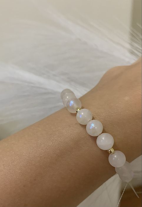 Гривна от лунен камък и позлатена стомана