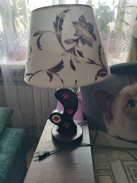 Продам лампу настольную