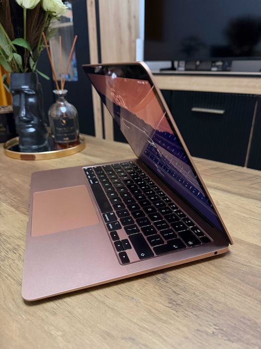 MacBook Air 13” 2020  Gold Apple M1 / 256GB SSD (365 cicluri încărcare)