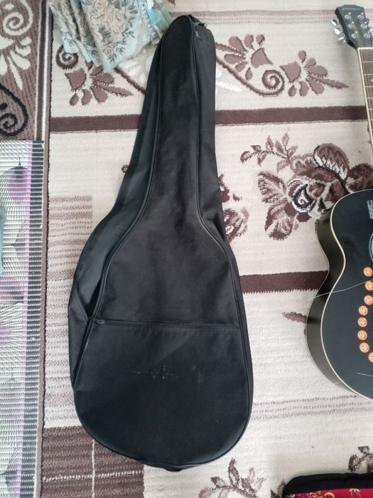 Gitara 1 ta simi uzilgan