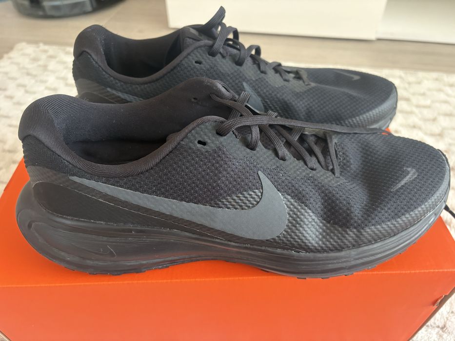 Маратонки Nike Revolution 8