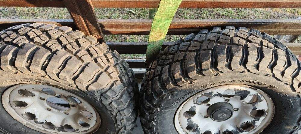 Vând  anvelope Bf Goodrich 235/75/15  și jante originale vitara