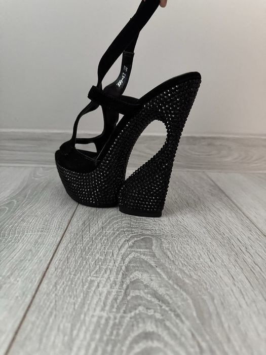 Елегантни високи обувки с камъни