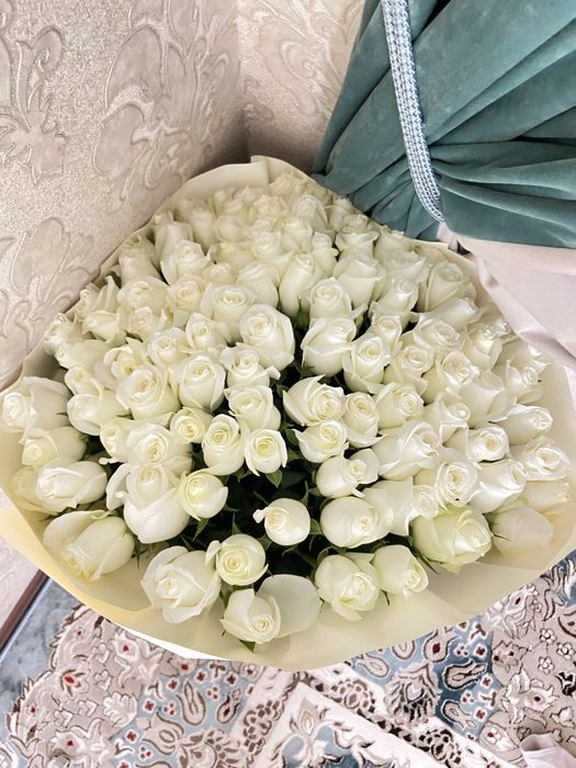 101 ақ роза букет срочно сатылады