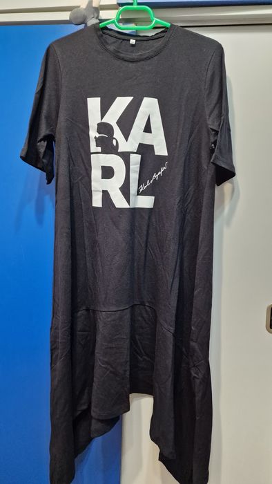 Rochiei Karl Lagerfeld.