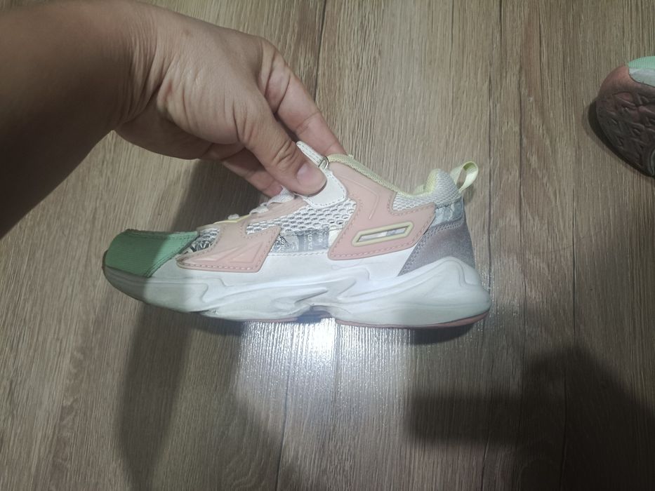 Продам кроссовки Котофей