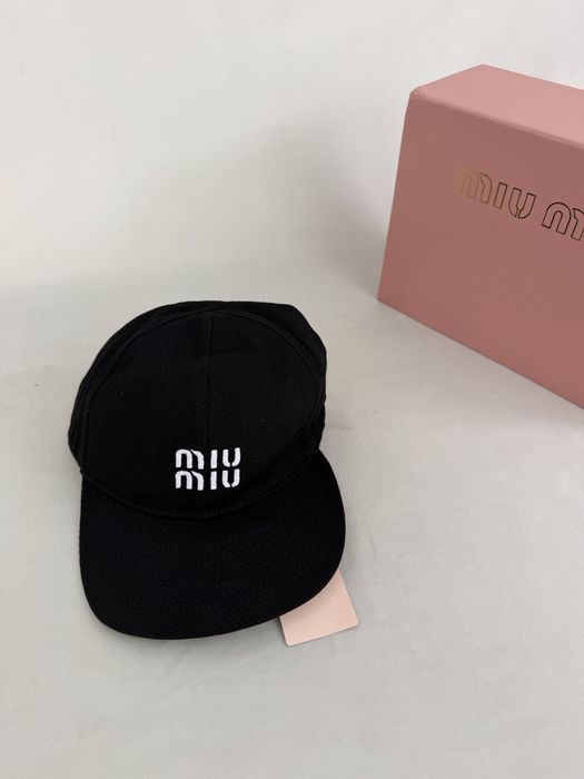Стилни шапки MiuMiu
