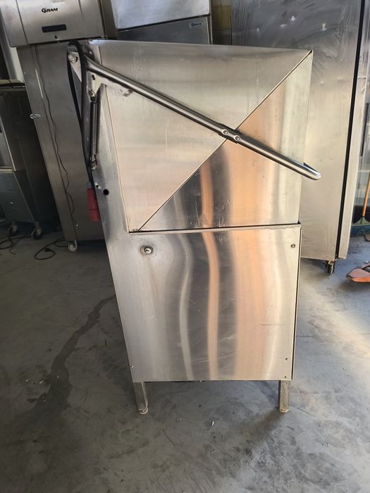 Конзолна съдомиялна за чаши и чинии