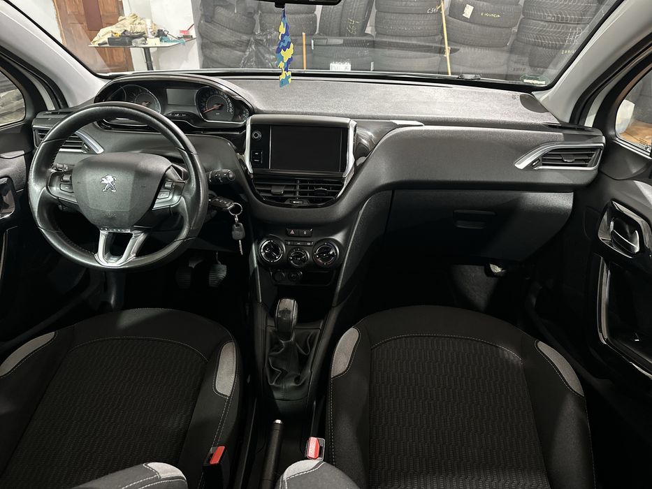 Peugeot 208 fab 2014. 1.2i benzina manual. Avariat stanga