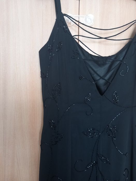 Дамска  официална  черна рокля  с гол гръб размер  40