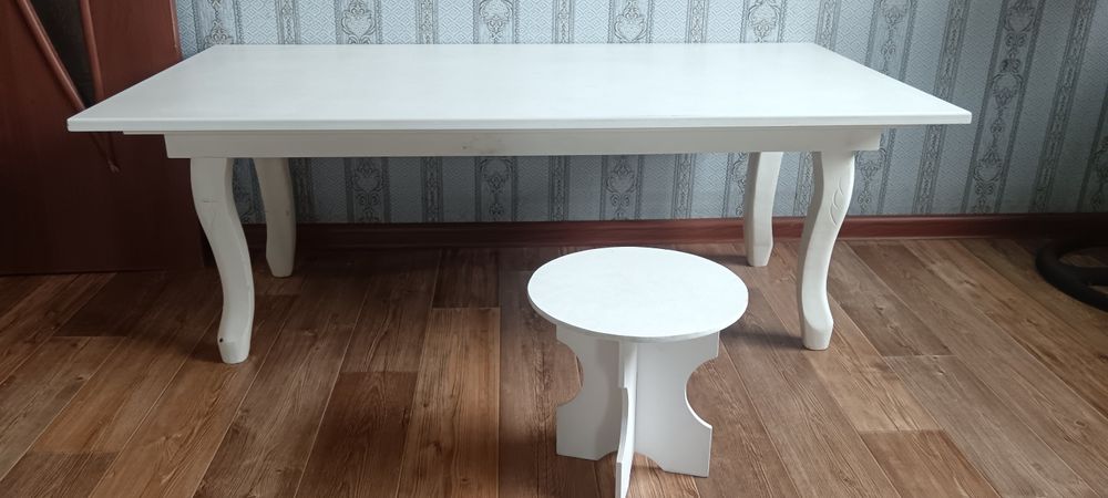 продается стол белый