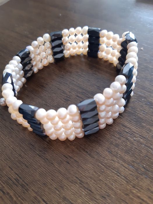 Гривна/колие с естествени перли и магнити