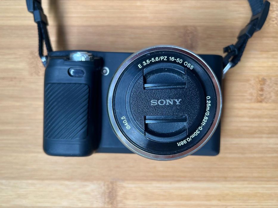 Aparat foto mirrorless Sony A6000 + husă de silicon
