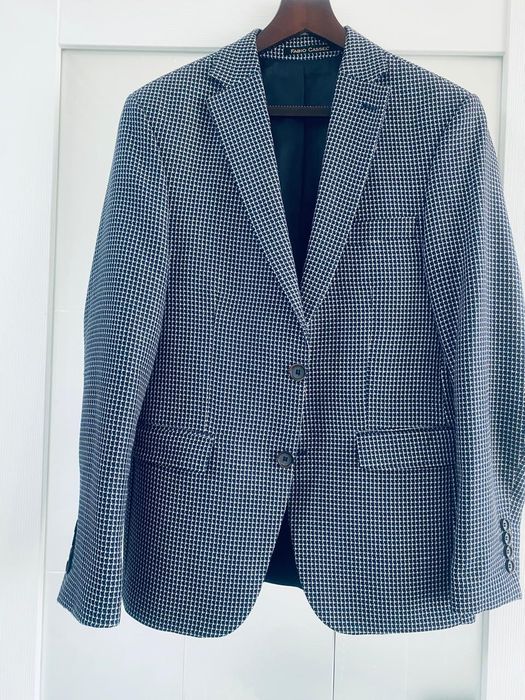 Продам черный костюм