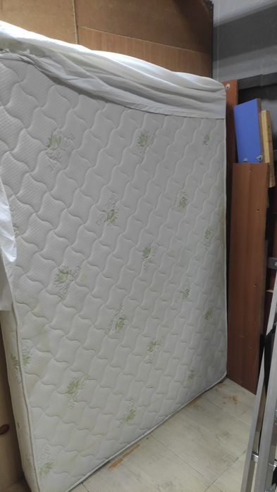 Спалня с матрак  и две нощни шкафчета