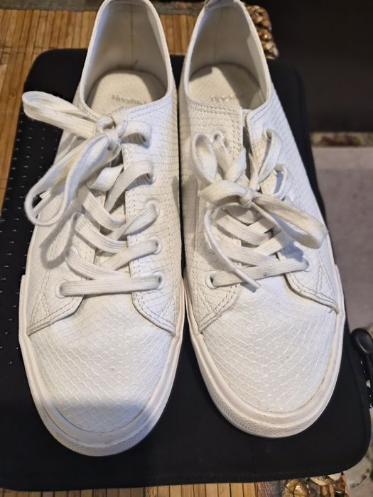 Бели ,спортни обувки ,39 номер