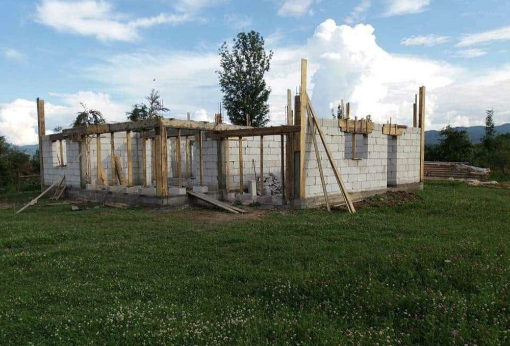 Executam case la rosu de la fundație pana la acoperise
