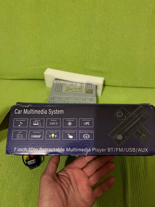 Vând  radio cd auto cu ecran retractabil ,telecomanda