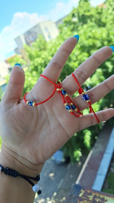 Гривна със синьо око и златен елемент