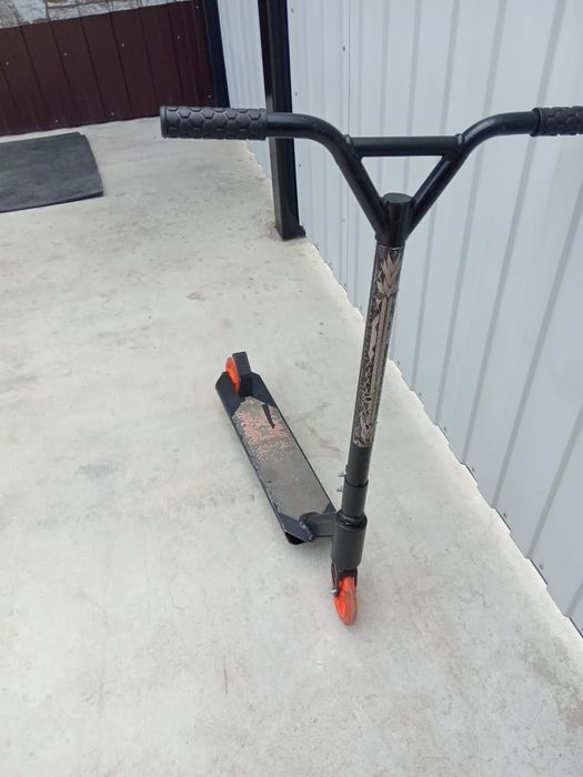 Продам самокат.      . .