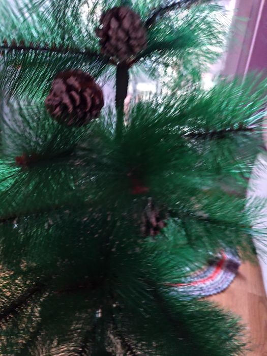 Коледна елха със шишарки и стойка