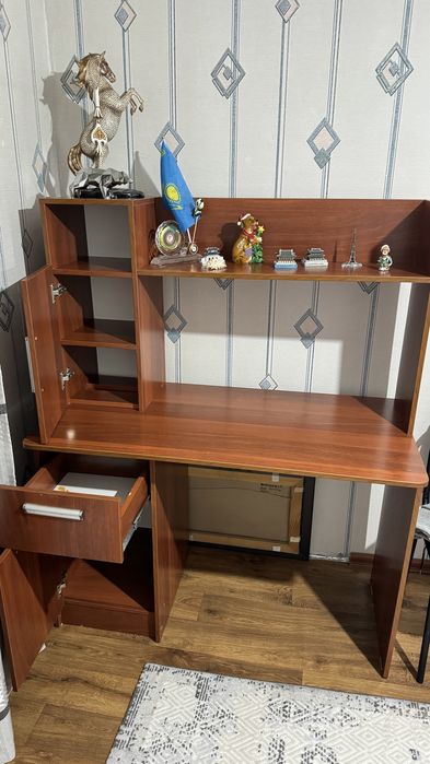 Продам компьтерный, письменный стол.